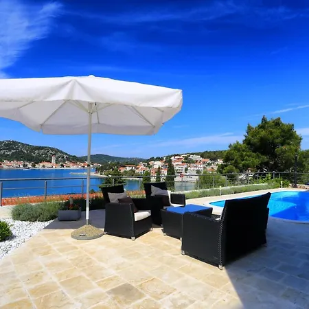 Apartment 'white House' Luxury Seafront With Pool