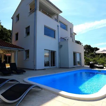 'white House' Luxury Seafront With Pool