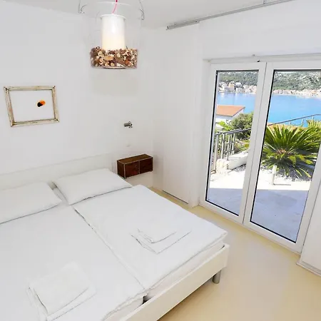 'white House' Luxury Seafront With Pool