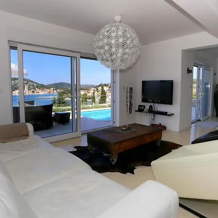 'white House' Luxury Seafront With Pool Apartment