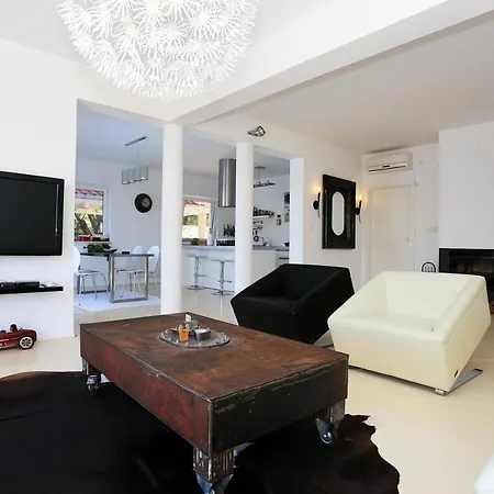 'white House' Luxury Seafront With Pool Apartment *