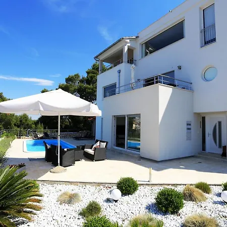 Apartment 'white House' Luxury Seafront With Pool Tisno